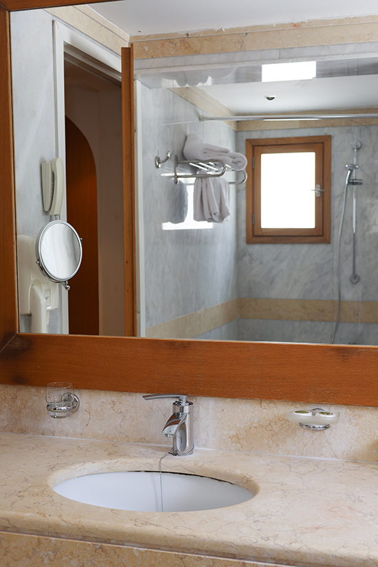  Kanapitsa Mare Hotel, Superior Deluxe Bathroom